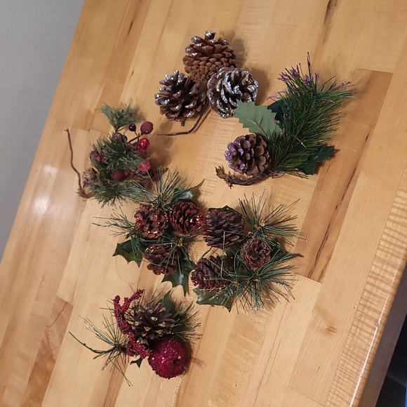 Christmas Decorations Small Individual Wreaths w Pinecones & Glitter - Picture 1 of 9